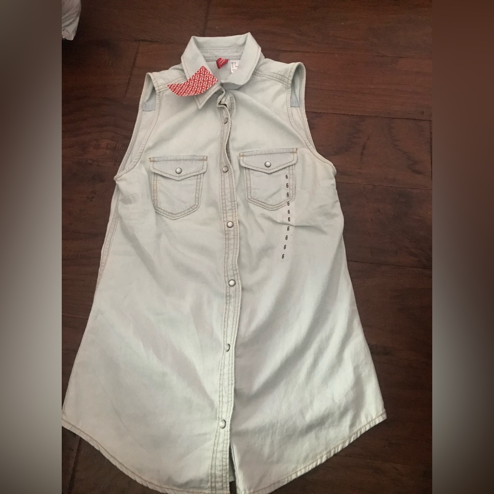 NWT Divided Women’s Light Blue Denim Top Size 2